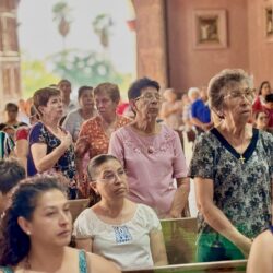 Feligreses participan en misa votiva en honor a San Nicolás de Tolentino4