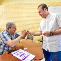 Felipe González emite su voto y realiza invitación a la ciudadanía a participar en la jornada electoral