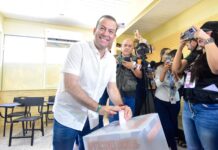 Felipe González emite su voto y realiza invitación a la ciudadanía a participar en la jornada electoral