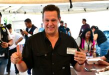 Hugo Dávila emite su voto y llama a la ciudadanía a participar en la jornada electoral