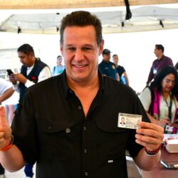 Hugo Dávila emite su voto y llama a la ciudadanía a participar en la jornada electoral
