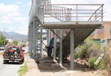 Intensifica Saltillo trabajos en instalación de puente peatonal en Emilio Arizpe