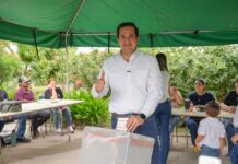 Memo Ruiz ejerce su derecho al voto acompañado de su familia y llama a la ciudadanía a participar en la jornada electoral