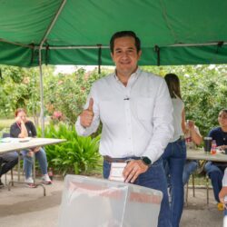 Memo Ruiz ejerce su derecho al voto acompañado de su familia y llama a la ciudadanía a participar en la jornada electoral