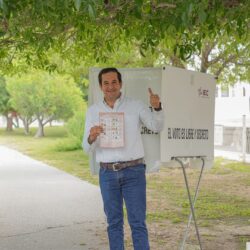 Memo Ruiz ejerce su derecho al voto acompañado de su familia y llama a la ciudadanía a participar en la jornada electoral2