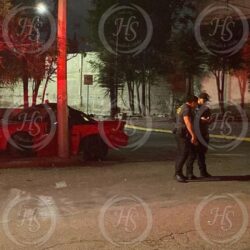 Muere conductor tras impactar su vehículo contra un poste en el Centro de Saltillo