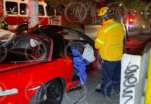 Muere conductor tras impactar su vehículo contra un poste en el Centro de Saltillo