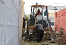 Refuerza Javier Díaz limpieza de callejones con maquinaria pesada