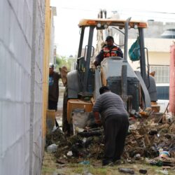 Refuerza Javier Díaz limpieza de callejones con maquinaria pesada