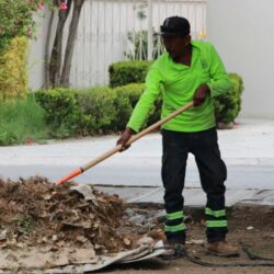 Refuerza Javier Díaz limpieza de callejones con maquinaria pesada1
