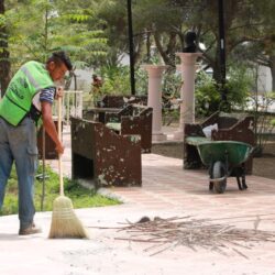 Refuerza Javier Díaz limpieza de callejones con maquinaria pesada2