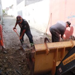 Refuerza Javier Díaz limpieza de callejones con maquinaria pesada5