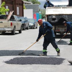 Rehabilita Javier Díaz calles en Lomas de Lourdes y Hacienda El Cortijo