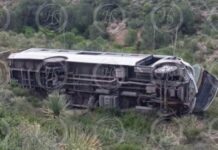 Volcadura de camión deja más de 10 trabajadores lesionados en la carretera General Cepeda–Parras