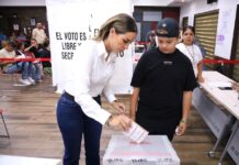 Vero Martínez acude a votar acompañada de su familia y llama a participar en esta jornada democrática