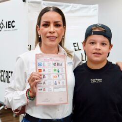 Vero Martínez acude a votar acompañada de su familia y llama a participar en esta jornada democrática1
