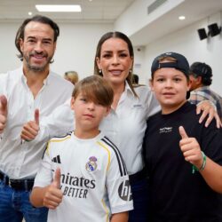 Vero Martínez acude a votar acompañada de su familia y llama a participar en esta jornada democrática2