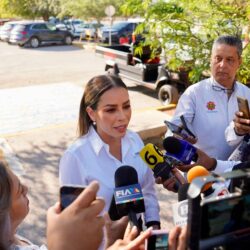 Vero Martínez acude a votar acompañada de su familia y llama a participar en esta jornada democrática3