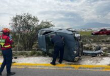 Abandonan auto tras volcadura junto al aeropuerto de Ramos Arizpe