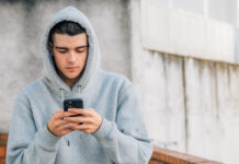 Los Emiratos Árabes Unidos se suman a la prohibición de redes sociales a menores de edad