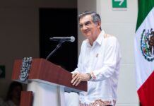 Muestra Américo visa; no dice si viajó recientemente a EU