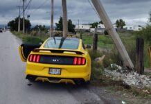 Mujer resulta lesionada tras chocar su auto en un poste en Ramos Arizpe