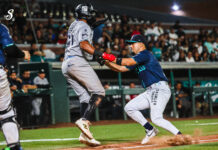 Saraperos cae 11-10 ante Sultanes en dramático inicio del Clásico del Norte