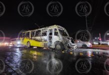Transporte de personal queda reducido a cenizas tras incendio en Saltillo