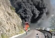 Bloquean choque múltiple e incendio Carretera 57 en Coahuila