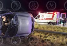 Conductor presuntamente ebrio vuelca tras derribar luminaria en Ramos Arizpe