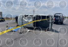 Muere una persona y cuatro más resultan lesionadas tras volcadura en el libramiento Óscar Flores Tapia
