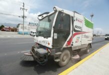 Refuerza Javier Díaz limpieza de vialidades con Barredora Mecánica