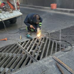 Rehabilita Municipio rejillas pluviales en Avenida Universidad1