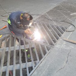 Rehabilita Municipio rejillas pluviales en Avenida Universidad2