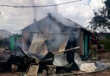Voraz incendio deja en la calle a familia con tres menores; piden apoyo de la ciudadanía