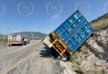 Dormita al volante y vuelca tráiler cargado con toneladas de salvado en la carretera 57