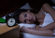 ¿Insomnio? experto alerta que salen caras las noches en vela
