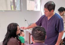 Médicos del IMSS en Torreón devuelven la audición a niño de 2 años