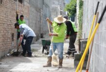 Refuerza Javier Díaz labores de limpieza en callejones de la Morelos