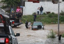 Rescata Policía Saltillo a automovilista que era arrastrado por la lluvia
