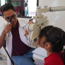 Acerca Javier Díaz servicios de salud gratuitos con Amor en Movimiento2
