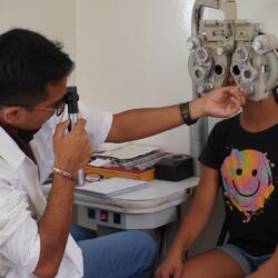 Acerca Javier Díaz servicios de salud gratuitos con Amor en Movimiento3