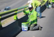 Aplican pintura en vialidades e infraestructura de la ciudad