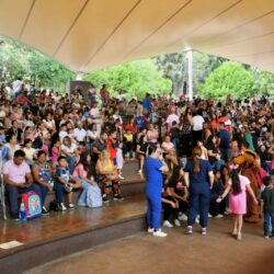 Bendicen mochilas de niños de Saltillo ante inicio del nuevo ciclo escolar