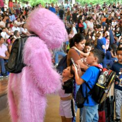 Bendicen mochilas de niños de Saltillo ante inicio del nuevo ciclo escolar3