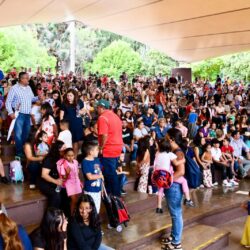 Bendicen mochilas de niños de Saltillo ante inicio del nuevo ciclo escolar7