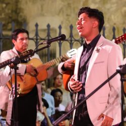 Disfrutan saltillenses del Festival Internacional de Rondallas