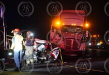 Dos hombres mueren y tres integrantes de una familia resultan heridos tras brutal choque con tráiler en la Saltillo-Zacatecas