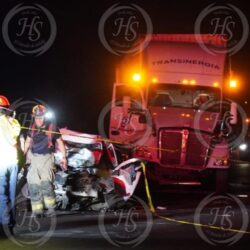 Dos hombres mueren y tres integrantes de una familia resultan heridos tras brutal choque con tráiler en la Saltillo-Zacatecas