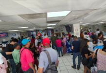 Usuarios se concentran en sucursales Telcel en Saltillo para reclamar reactivación de líneas